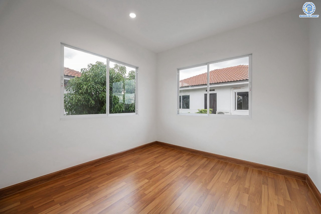 บ้านมือสองตกแต่งใหม่ โครงการ พฤกษ์ลดา2 บางใหญ่ เนื้อที่ 55 ตร.ว. ฟังก์ชัน 4 ห้องนอน 2 ห้องน้ำ 1 ที่จอดรถ บนทำเลดี เชื่อมต่อหลายเส้นทาง ใกล้รถไฟฟ้าสายสีม่วง "สถานีคลองบางไผ่" จุดขึ้นทางด่วน "กาญจนาภิเษก" และห้างสรรพสินค้าเซ็นทรัลเวสต์เกต